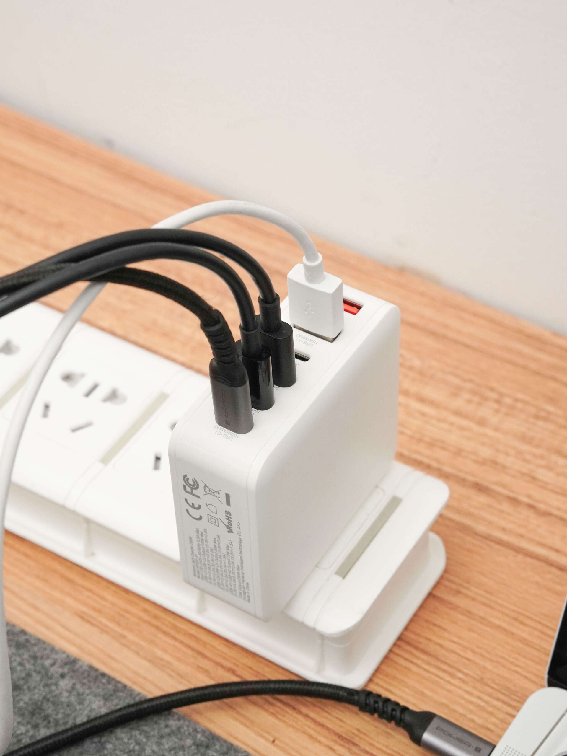 海棠推出PD200W 4C2A与PD165W 3C1A两款智能充电器-充电头网